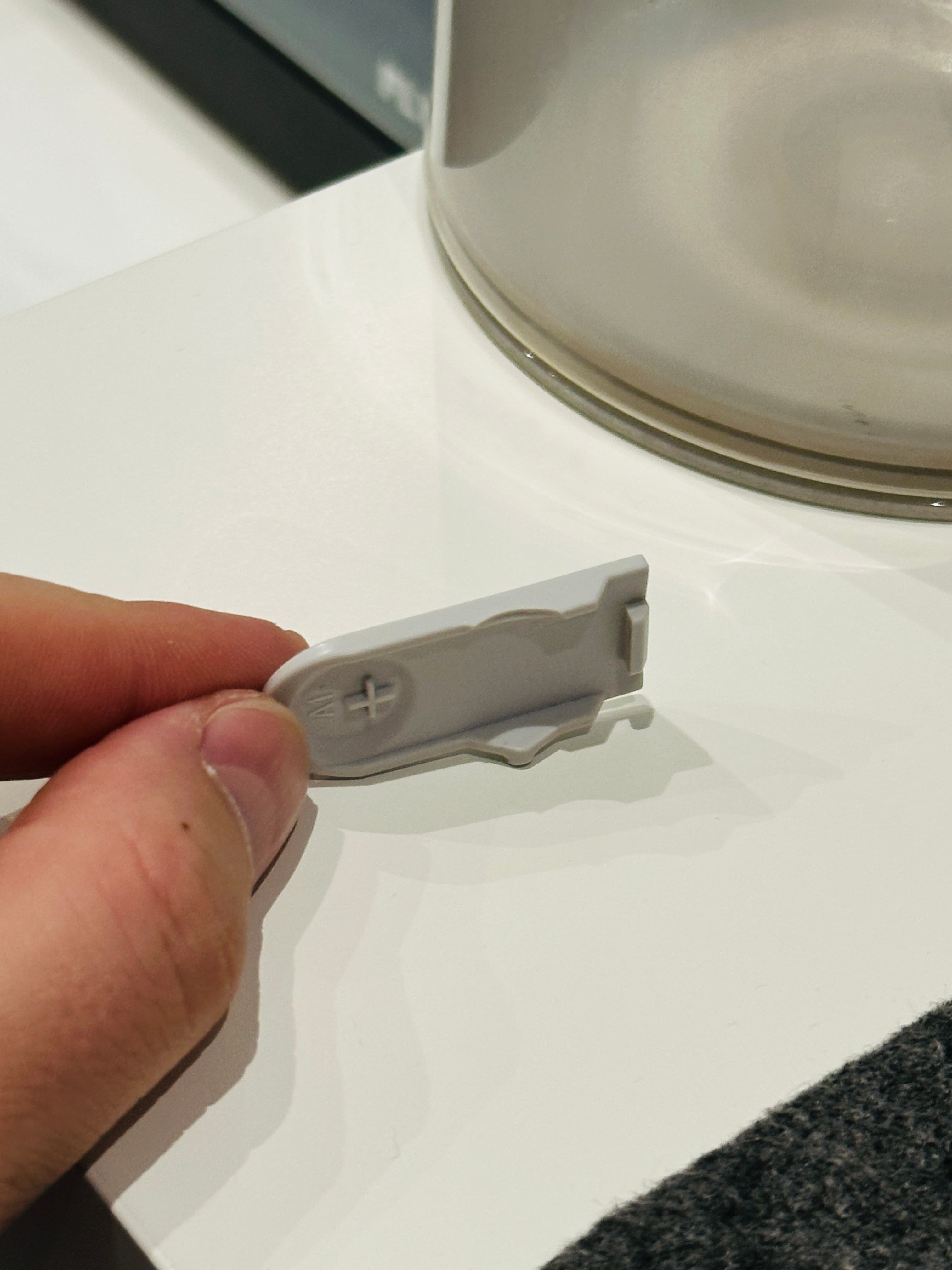 Vacuum Dust Bin Latch — Pilip_Pelya (PRINTABLES)